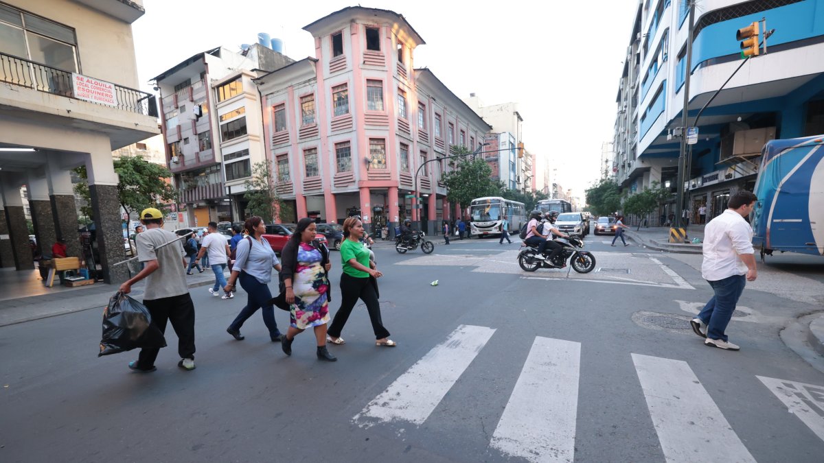 Situación. En diferentes intersecciones de la calle Rumichaca se observan los pasos de cebra interrumpidos.