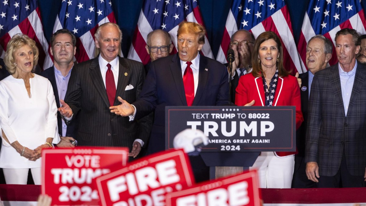 El expresidente estadounidense, Donald Trump (c), habló tras su victoria en las primarias republicanas de Carolina del Sur.