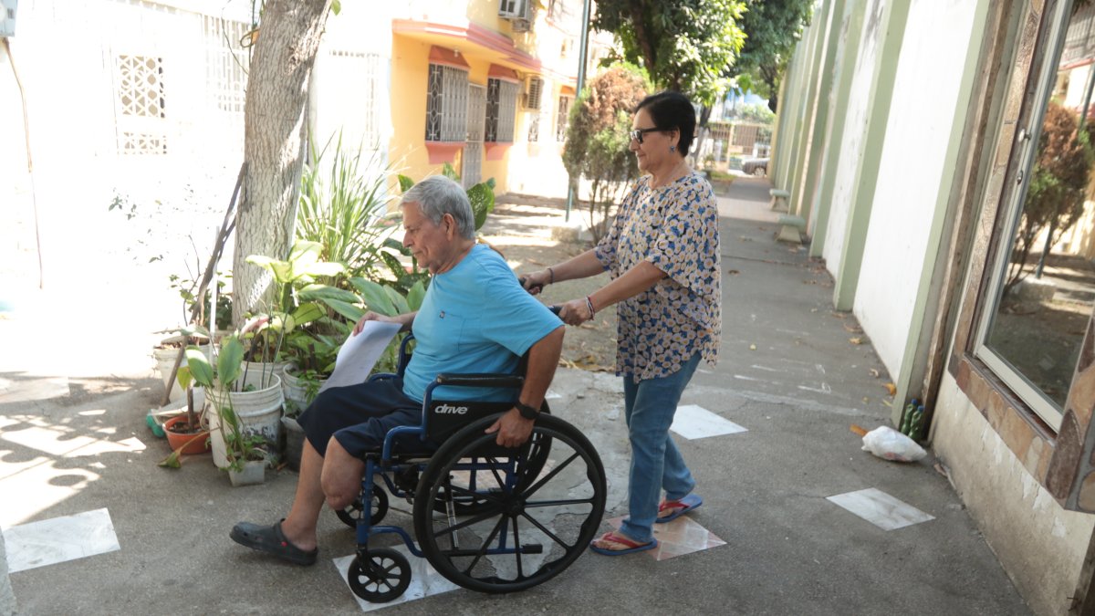 Situación. El jubilado Fernando Santistevan es uno de los cientos de pacientes en espera de una prótesis.