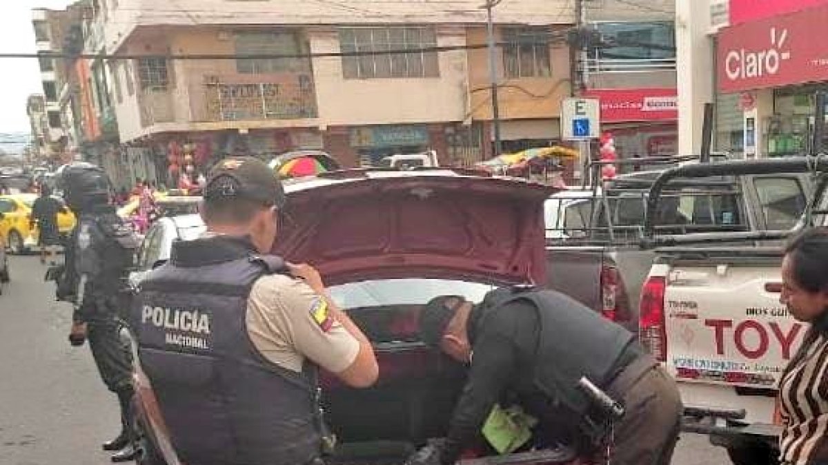 Revisión. Parte de los operativos es la verificación en calles.