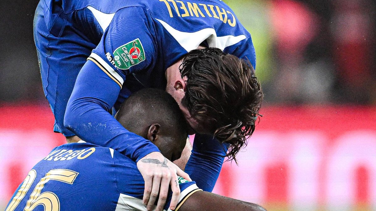 Ben Chilwell consuela a Moisés Caicedo tras caer ante Liverpool en la final de la Copa de la Liga.
