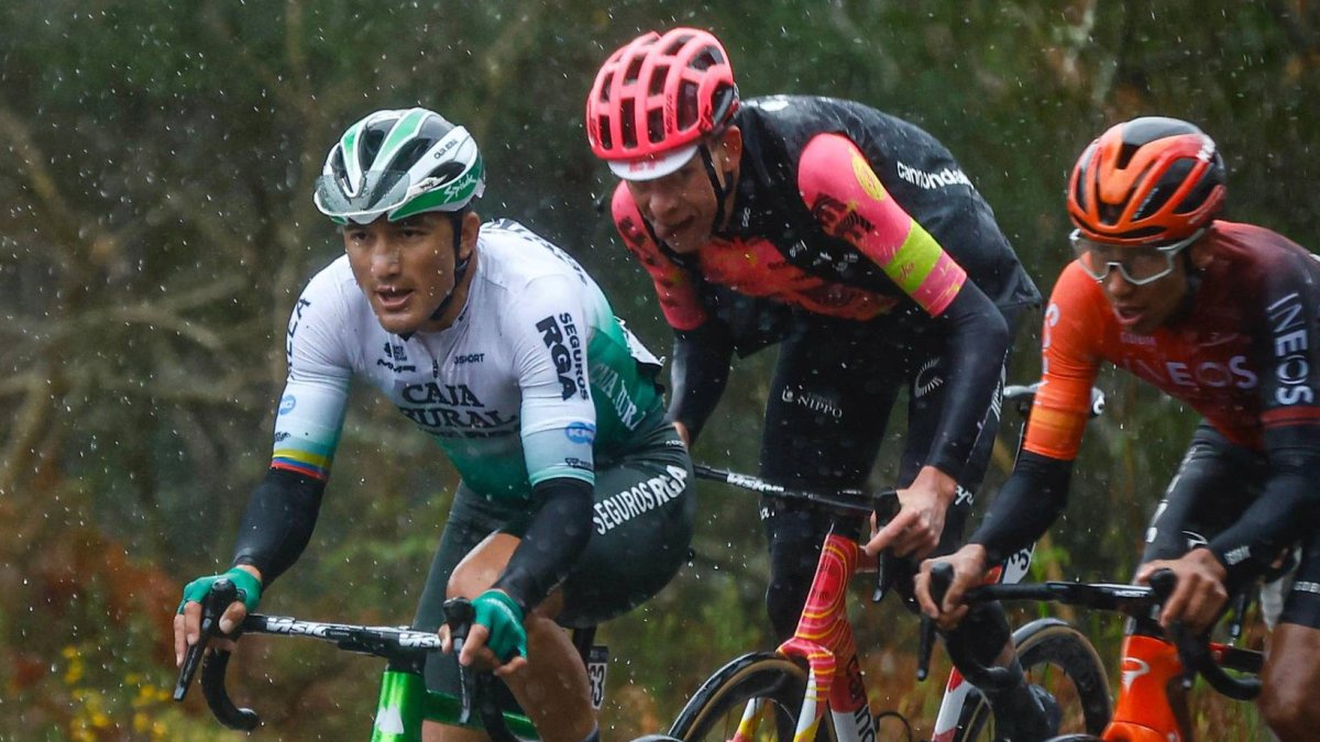 El ciclista tricolor (i) fue uno de los destacados de O Gran Camiño al terminar cuarto en la general que fue dominada por Vingegaard.