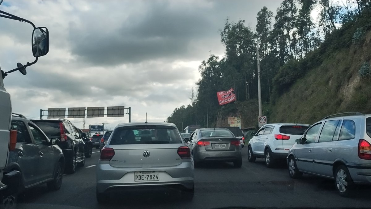En la vía se registró un atasco de tránsito debido al cierre temporal de la avenida