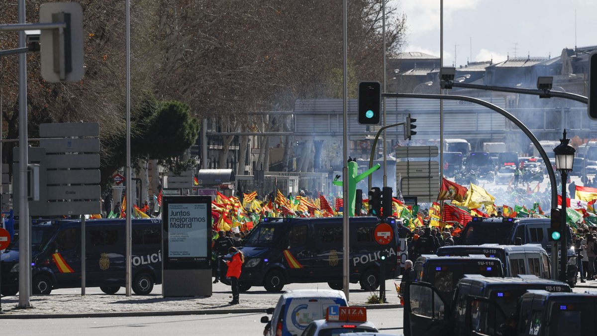 Agricultores de varios puntos de España se manifiestan frente a la sede del Ministerio de Agricultura en Madrid este lunes 26 de febrero de 2024.