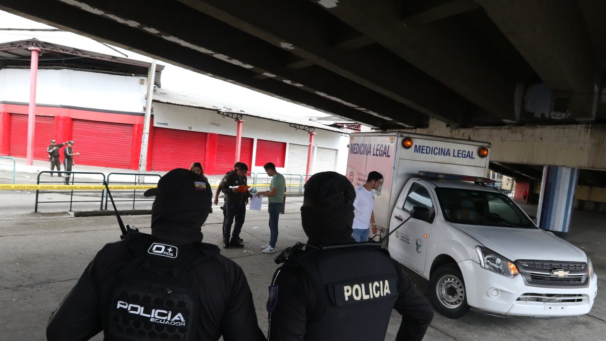 Lugar. Policías llegaron al lugar donde se desplomó el presunto antisocial.