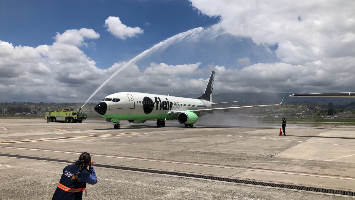 En la llegada del avión hasta el aeropuerto Cotopaxi.