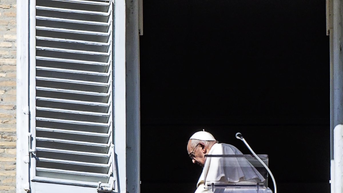 El Papa Francisco dirige la oración del Ángelus desde la ventana de su despacho en la plaza de San Pedro