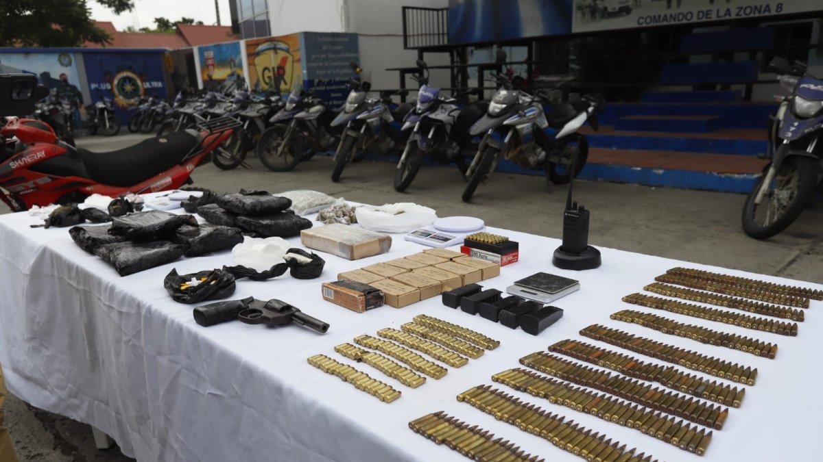 Los cinco detenidos en ambos casos , al igual que las evidencias, fueron presentados en el cuartel modelo, en el norte de Guayaquil.