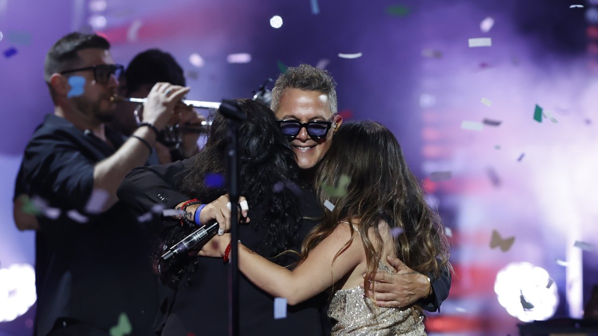 El cantante y compositor español Alejandro Sanz abraza a unas aficionadas durante el 63º Festival Internacional de la Canción de Viña del Mar