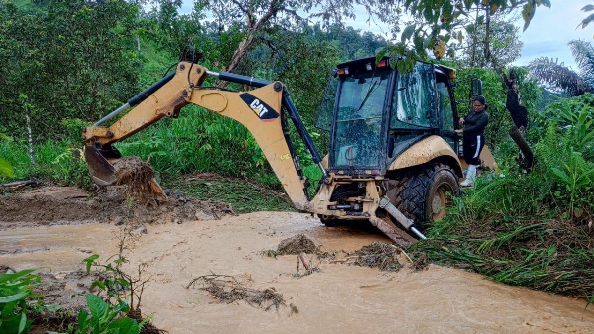 Lluvias. La maquinaria limpia los derrumbes para habilitar el paso a las comunidades.