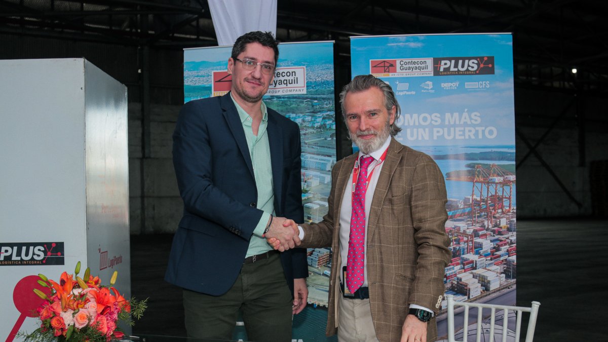 Alianza.-Nikolay Pavlyuchenko, Gerente General de Cool Carriers y Javier Lancha, CEO de Contecon Guayaquil firman un acuerdo.