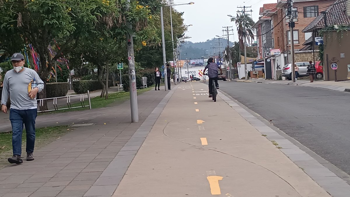 Las autoridades firmaron el convenio de préstamo para implementar el proyecto de movilidad en el centro de Cuenca.