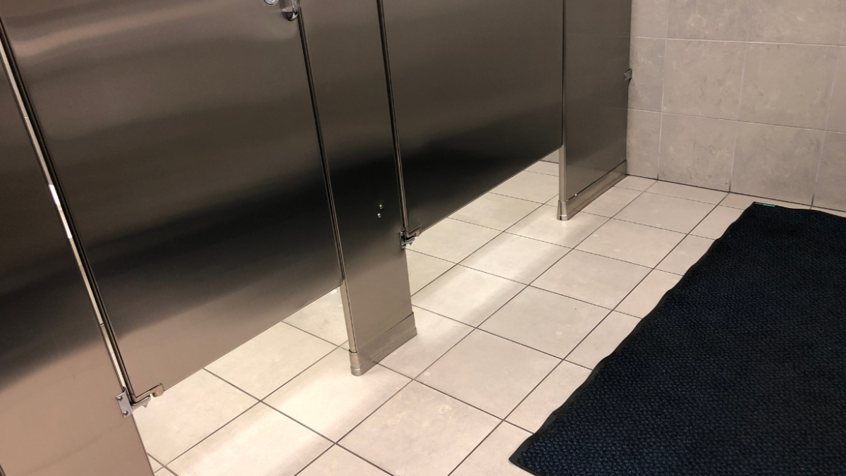 Un video se dos hombres teniendo relaciones en un baño público circula en redes.