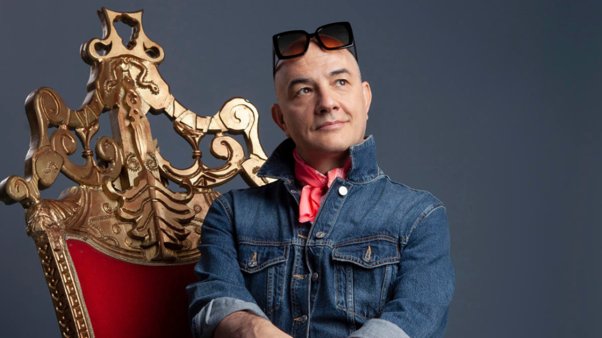 Fotografía cedida por Prime Video que muestra al actor colombiano Julián Arango caracterizado como el personaje de 'Hugo Lombardi' para la serie 'Bety la Fea'.