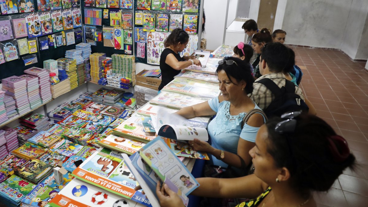 Personas asisten a la Feria del libro en La Habana