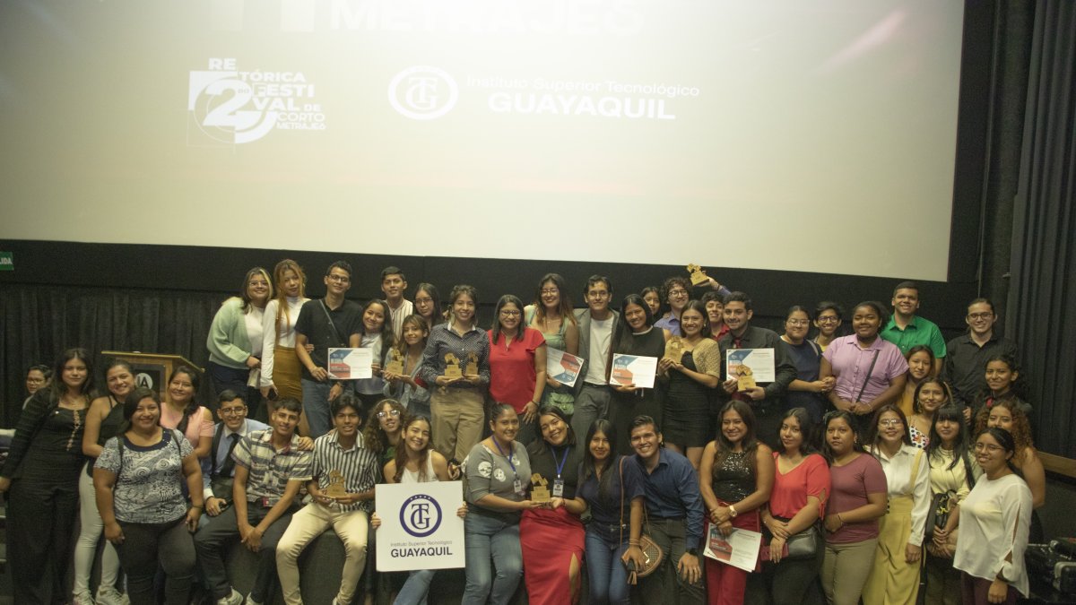 Alumnos de la carrera de  Diseño que participaron en el evento.