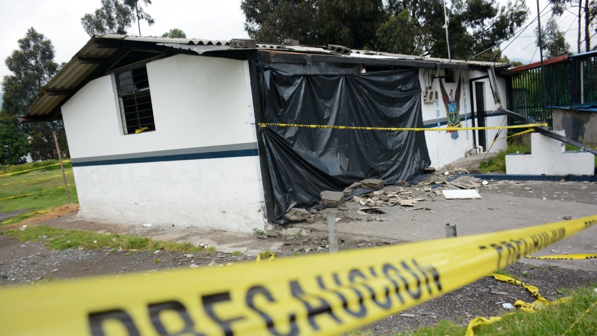 Tras el atentado que sufrió la UPC, los vecinos colocaron plásticos que cubren parte de la destrucción.