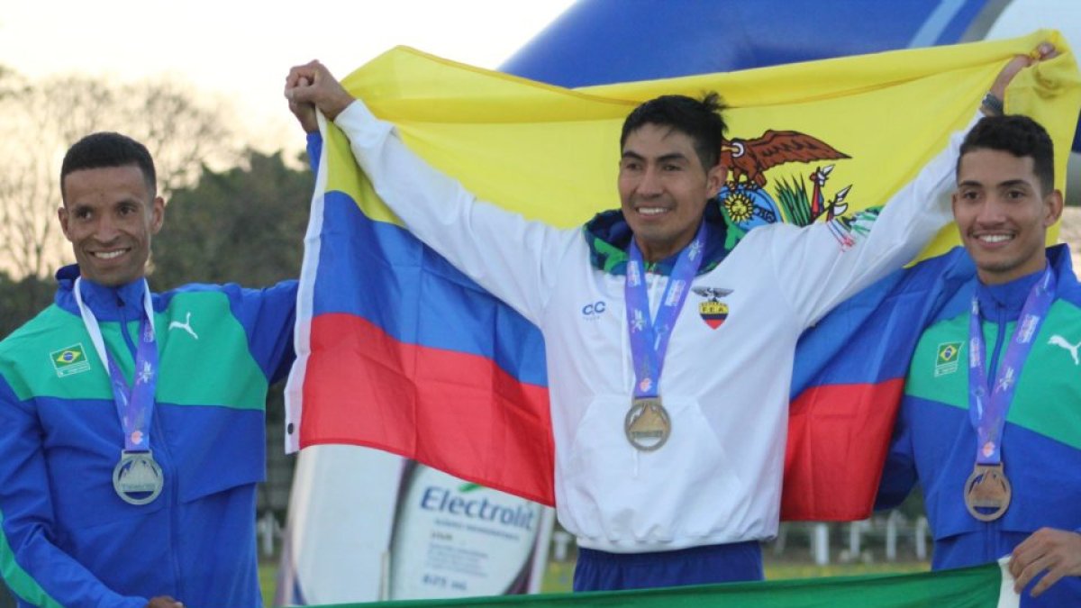 Segundo Jami (c) se coronó campeón panamericano de Cross Country en la prueba realizada en El Salvador.