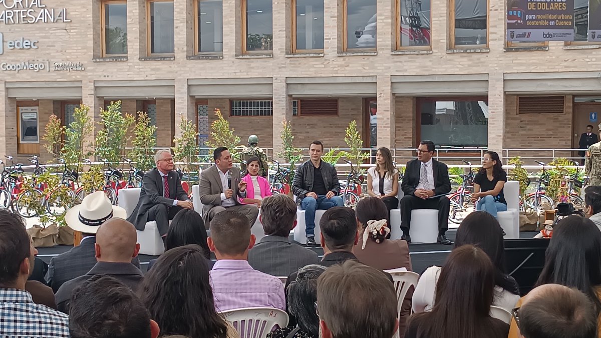 Las autoridades firmaron el convenio de préstamo para implementar el proyecto de movilidad sostenible en el centro de Cuenca.