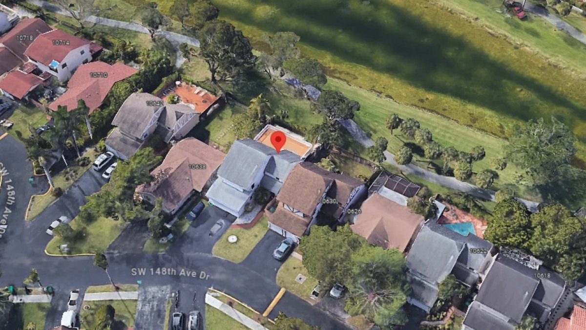 La casa tiene dos pisos y está ubicada en una zona residencial de Miami-Dade.