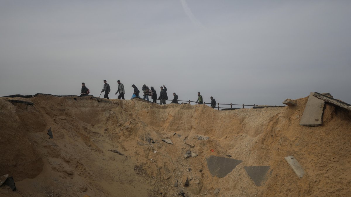 Palestinos cruzando desde el norte de la Franja de Gaza hacia el sur por la carretera Al Rashid, 26 de febrero de 2024.
