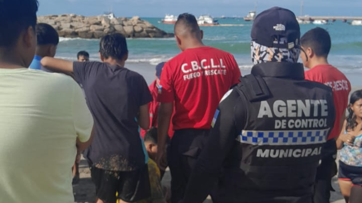 Moribundo el chico fue llevado en brazos hacia la playa.