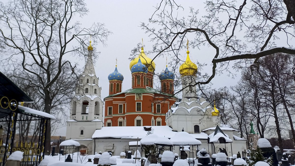 En la imagen, cementerio del Monasterio Donskói de Moscú.