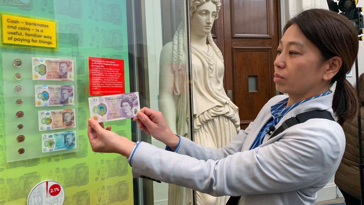 Los flamantes billetes de 5, 10, 20 y 50 libras esterlinas con el rostro del rey Carlos III se desvelaron este martes 27 de febrero de 2024 en una exposición en el Banco de Inglaterra.