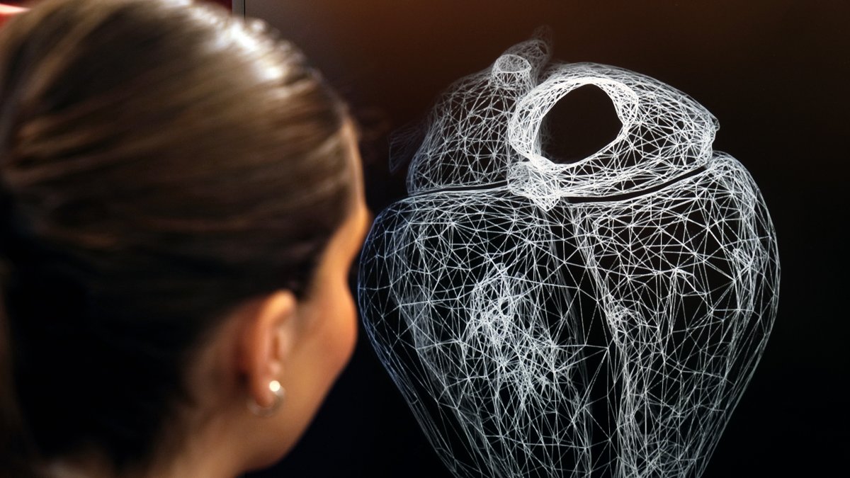 Una visitante prueba el prototipo de gemelo digital