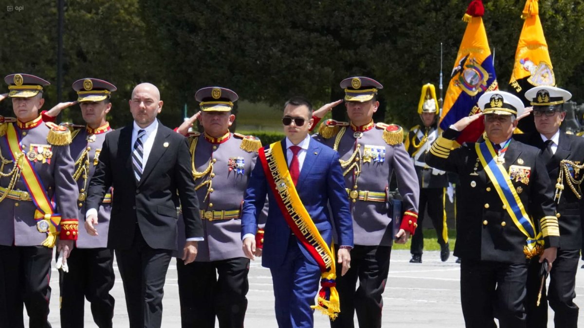 Presidente Noboa recibió el bastón de mando en la ceremonia de conmemoración.