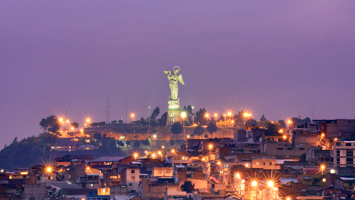 Quito es una de las ciudades donde rige el toque de queda.
