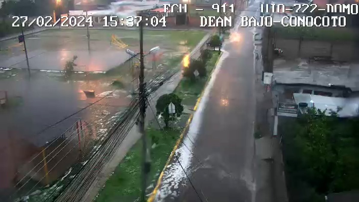 La granizada que se registró en Quito hizo que el hielo se acumule en vías, terrenos y vehículos.