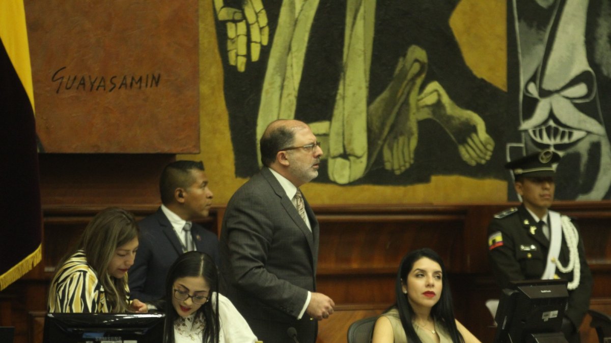 La legisladora de la Revolución Ciudadana es la presidenta encargada de la Asamblea, en ausencia de Kronfle.