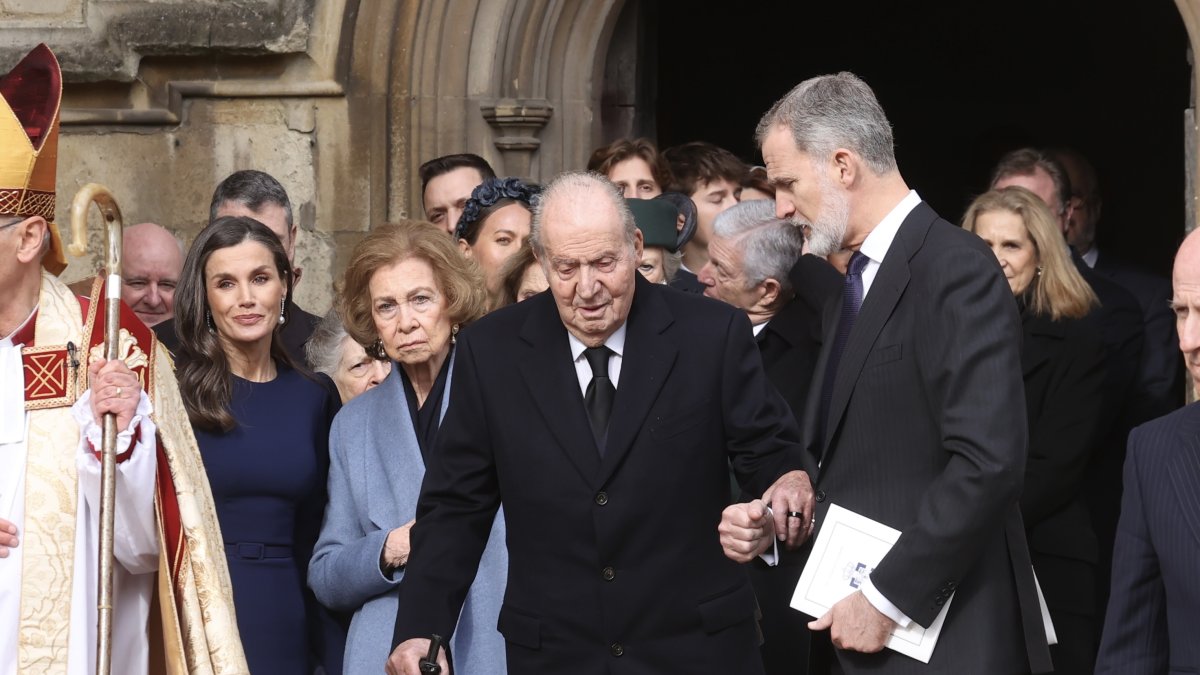 El rey Felipe VI ayuda a su padre, Juan Carlos I, a entrar en el automóvil a la salida de un servicio religioso en Windsor por el difunto Constantino de Grecia. Atrás, Sofía y Letizia.