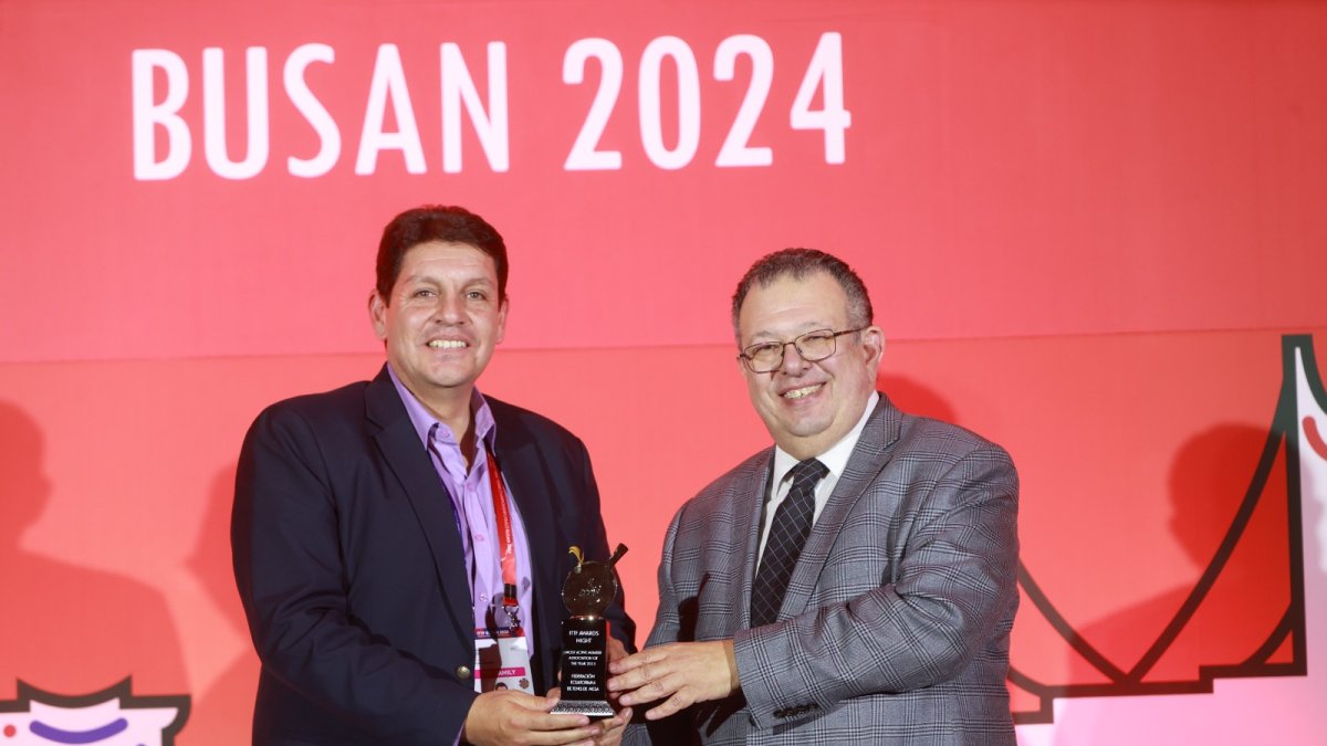 Paul Calle, presidente de la Federación Ecuatoriana de Tenis (i), recibiendo el galardón del máximo representante de la ITTF en Busan, Corea.