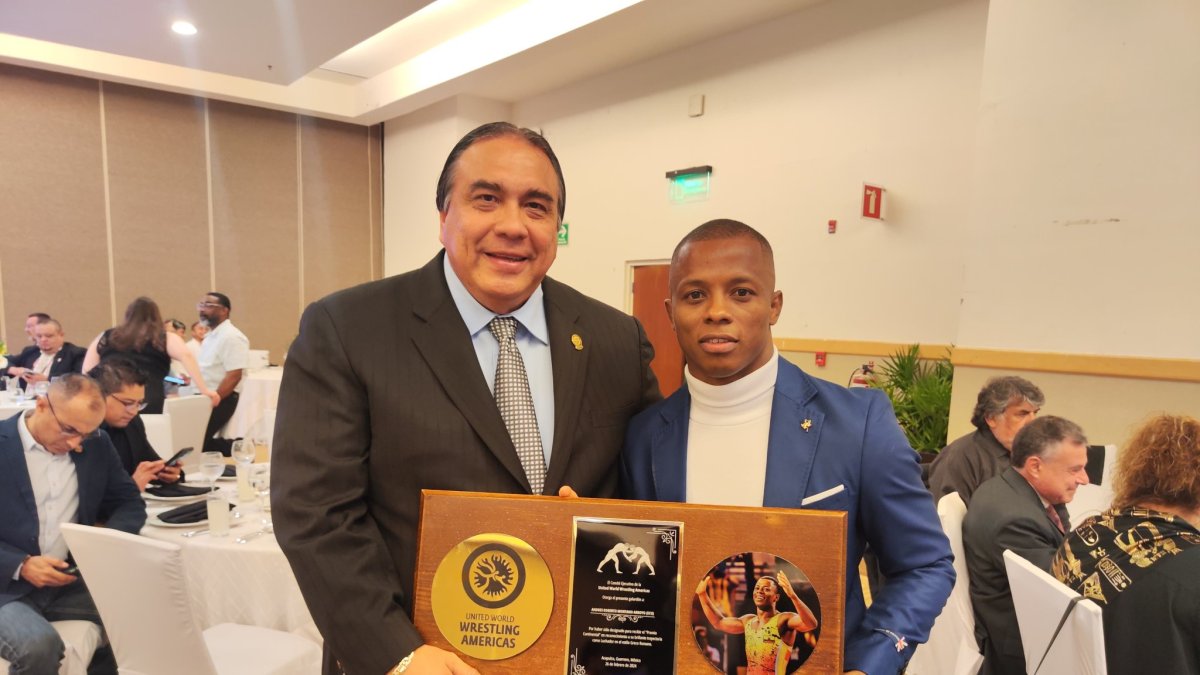 Andrés Montaño (d), junto a Francisco Lee, presidente de la United World Wrestling Américas.