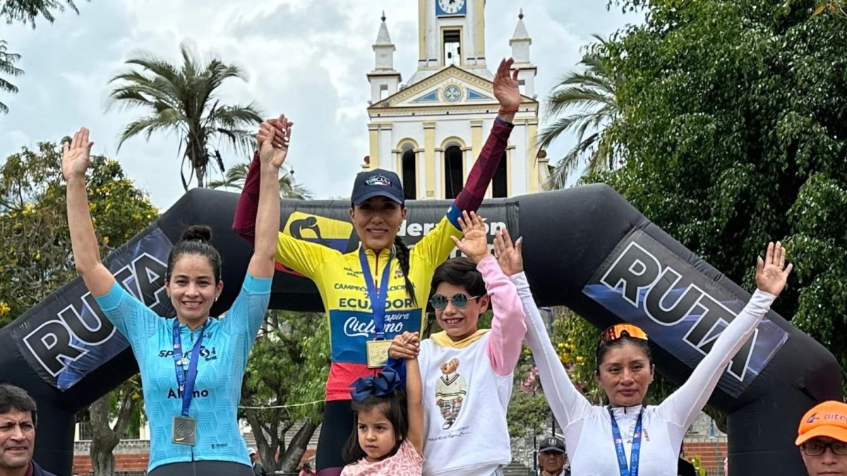 Estefanía Rivera (c) lideró tanto en la contrarreloj como en la ruta.