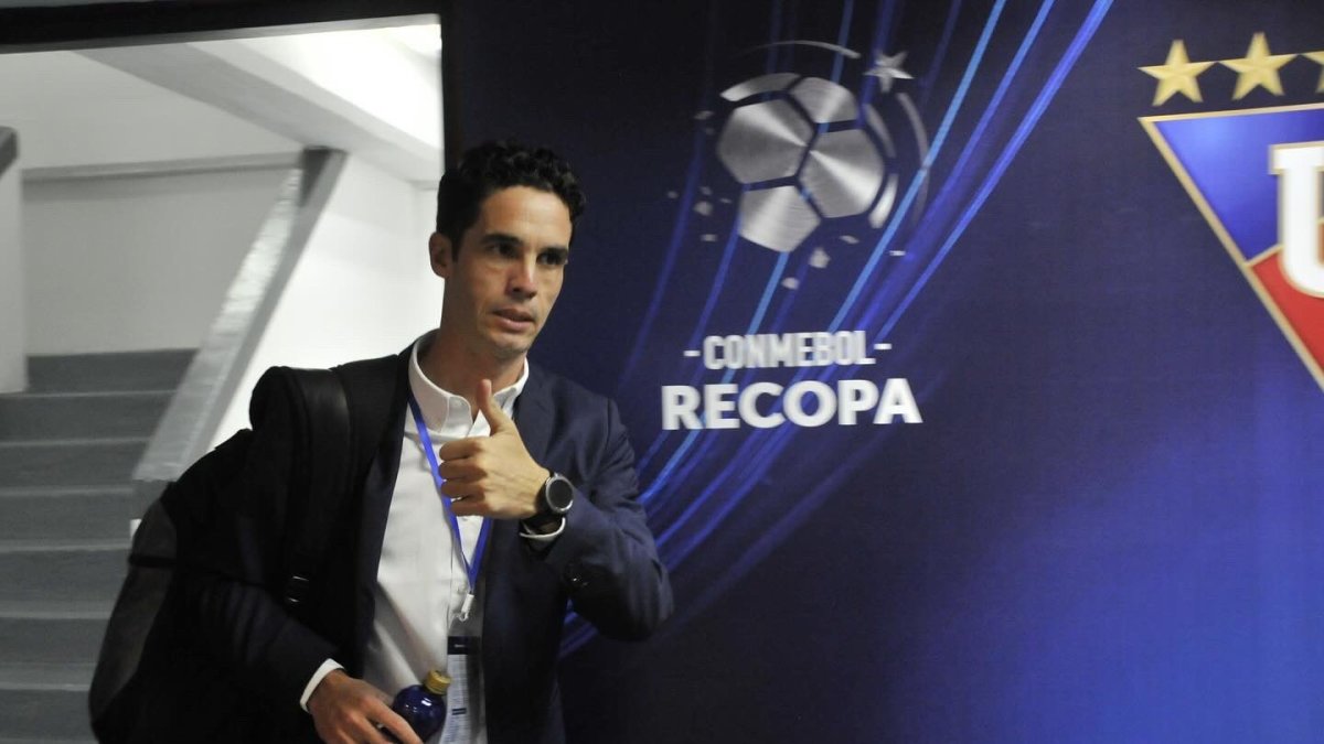 El entrenador Josep Alcácer no esta habilitado para dirigir desde la zona técnica en la Recopa.