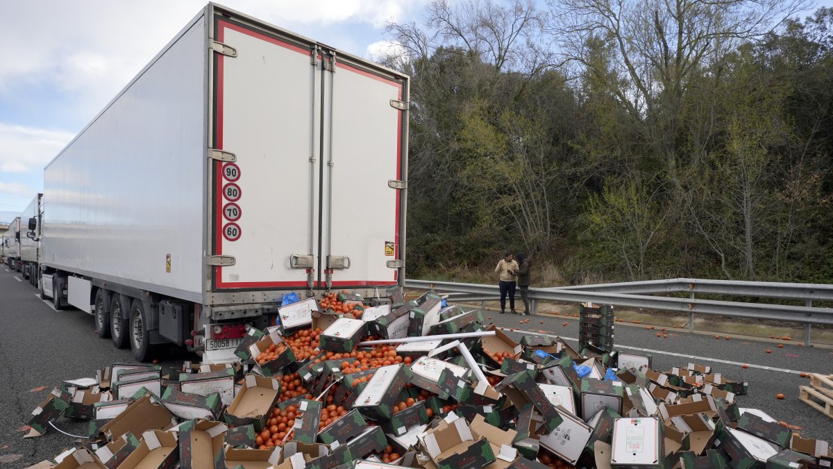 La principal vía de conexión por carretera entre España y Francia, la autopista AP-7, bloqueada después por la protesta de los agricultores.