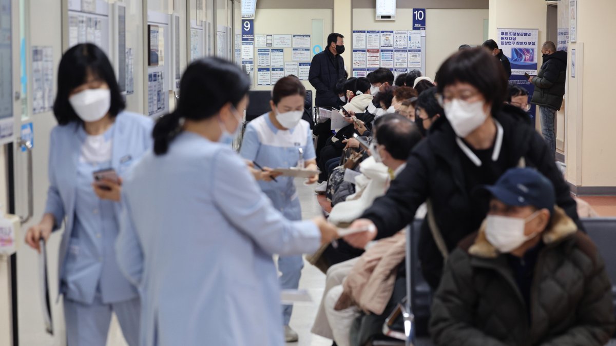 Seúl. Las enfermeras atienden a los pacientes en un hospital local.