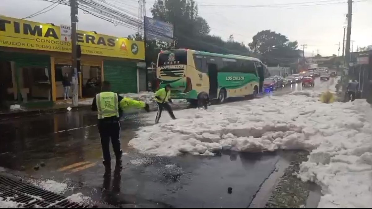 La granizada que se registró en Conocoto hizo que el hielo se acumule en las vías.