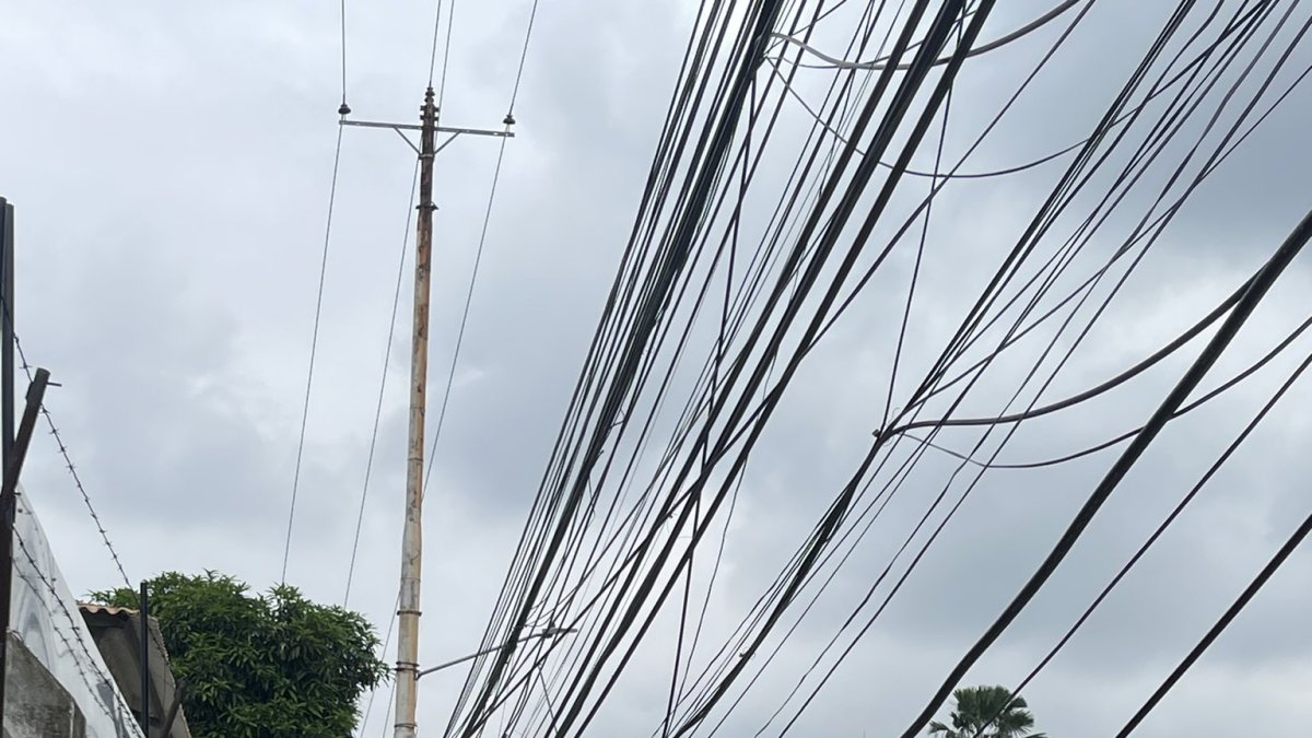 Escena. Ciudadanos expresan su temor debido a los cables caídos.