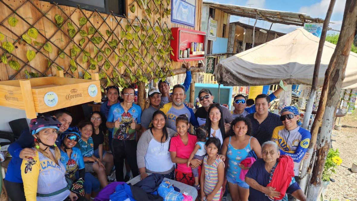 Ciclistas de L’Aurora junto a comuneros en Punta Diamante.