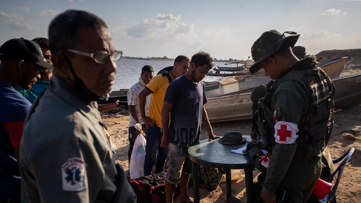 Mineros llegan al puerto de La Paragua, en La Paragua, estado Bolívar (Venezuela).