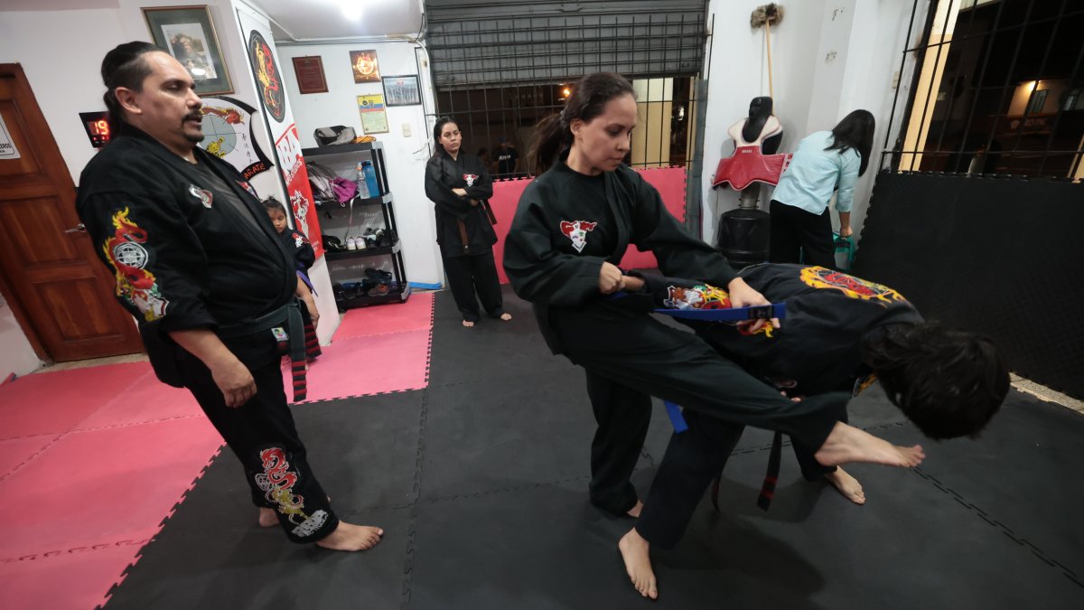 Desarrollo. Los jóvenes practican reiteradamente las técnicas para soltarse de un ataque y defenderse.