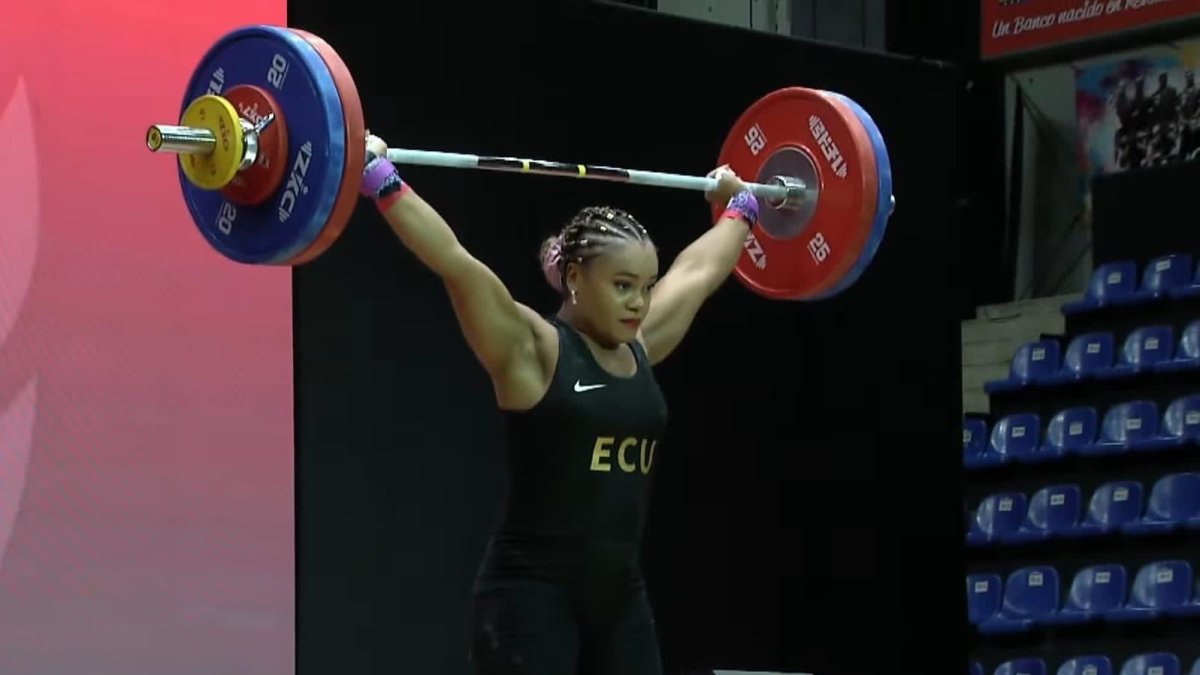 Neisi Dajomes durante el Panamericano de Pesas, que se cumple en Caracas.