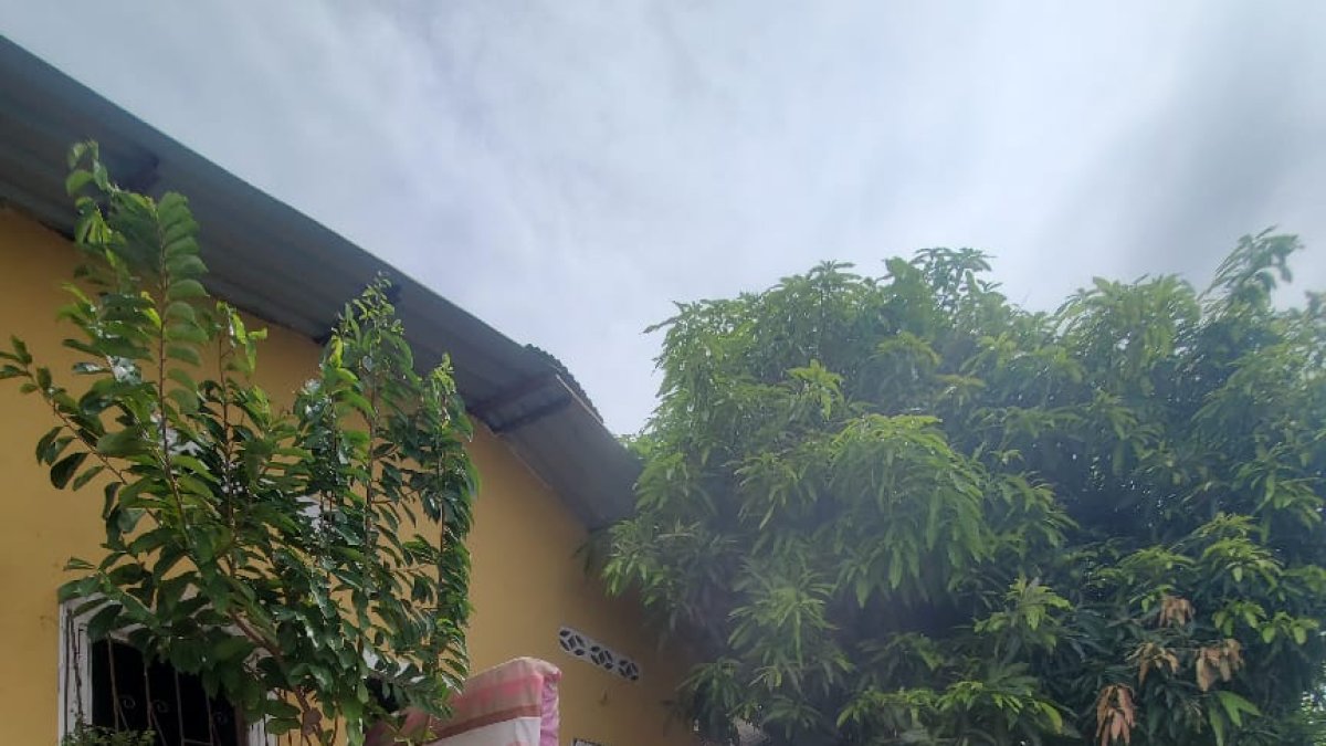Familia afectada por lluvia en Palestina, Guayas.