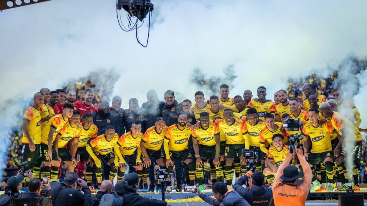 La plantilla de Barcelona posa en la Noche Amarilla.