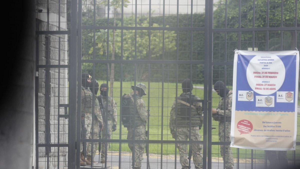 Militares y policías realizan un operativo al interior de una urbanización ubicada en la Vía a la Costa (Portal al Sol).