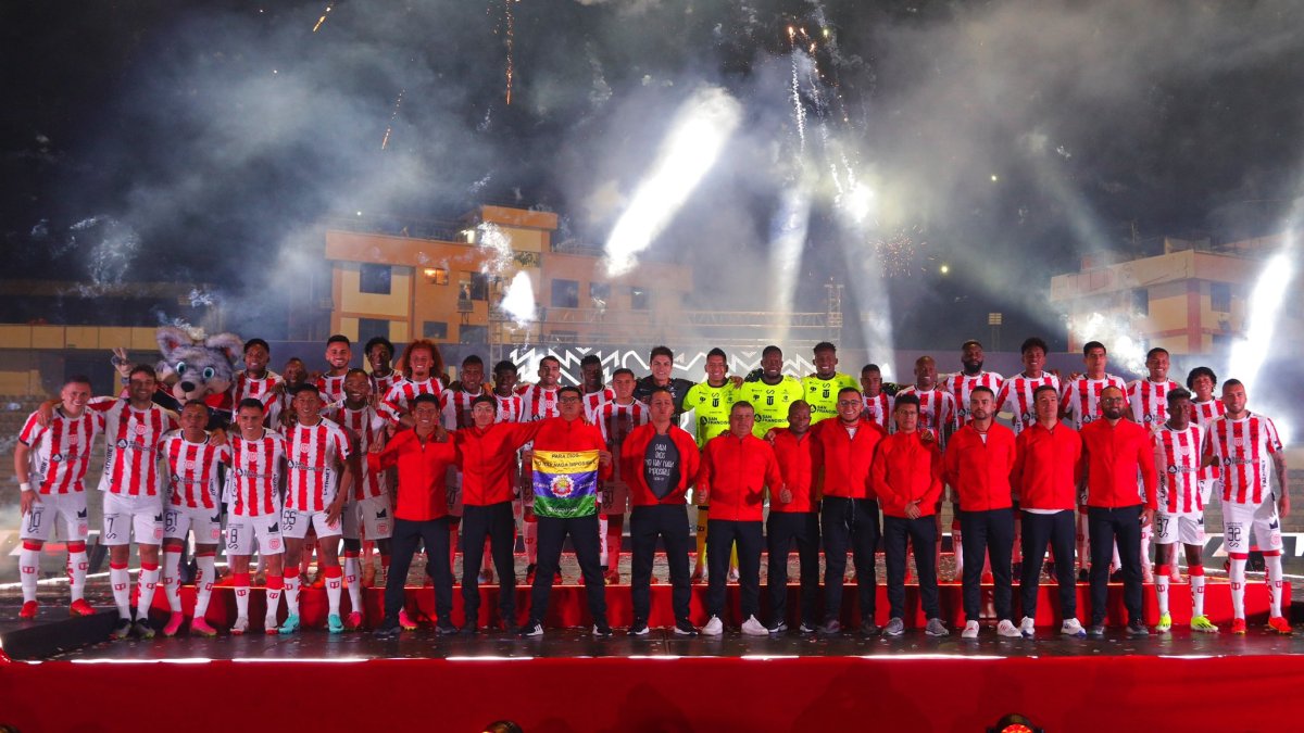 La plantilla de Técnico Universitario fue presentada en el estadio Bellavista de Ambato